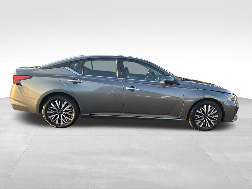 2023 Nissan Altima 2.5 SV photo 6