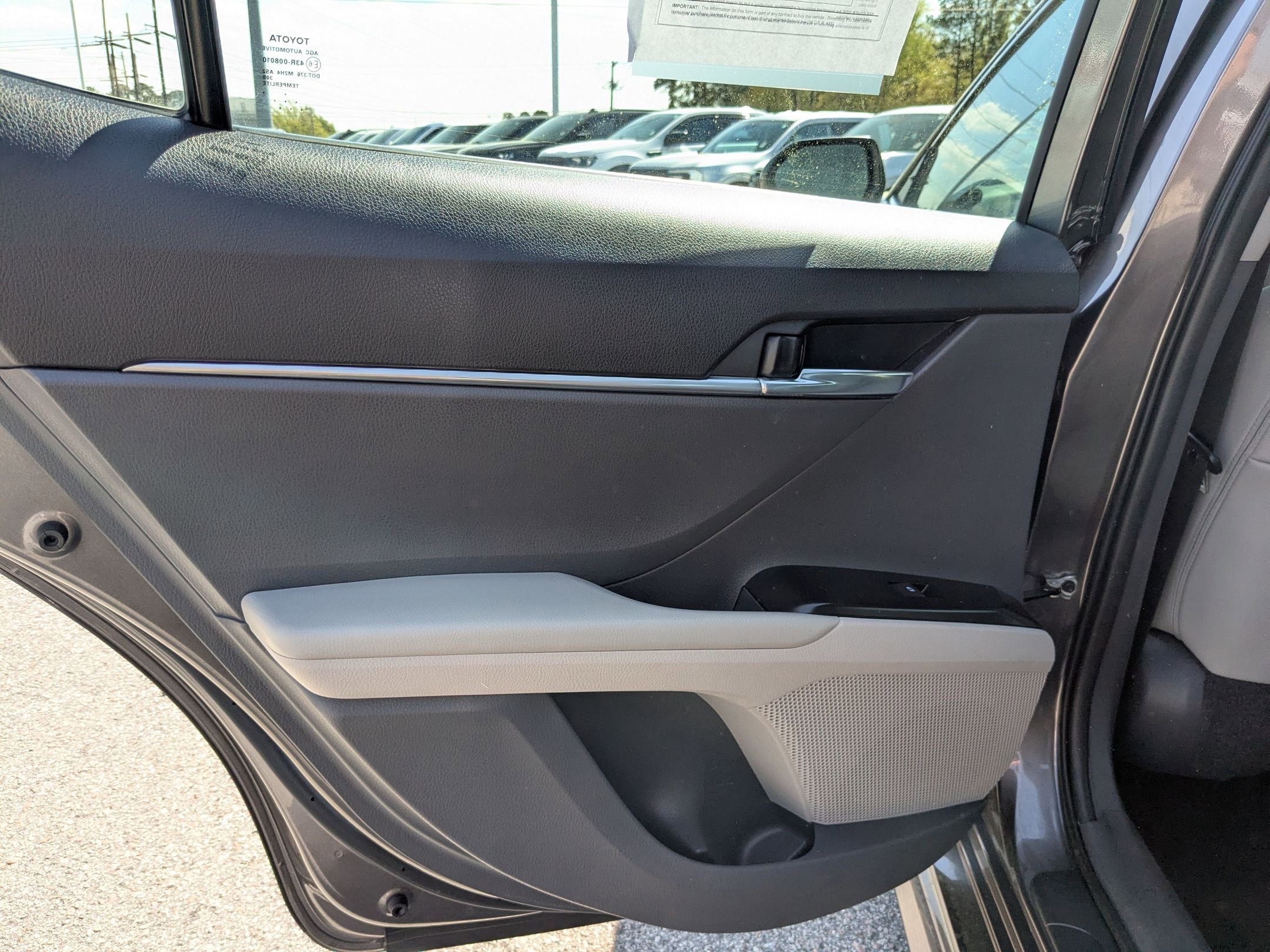 2020 Toyota Camry SE photo 25