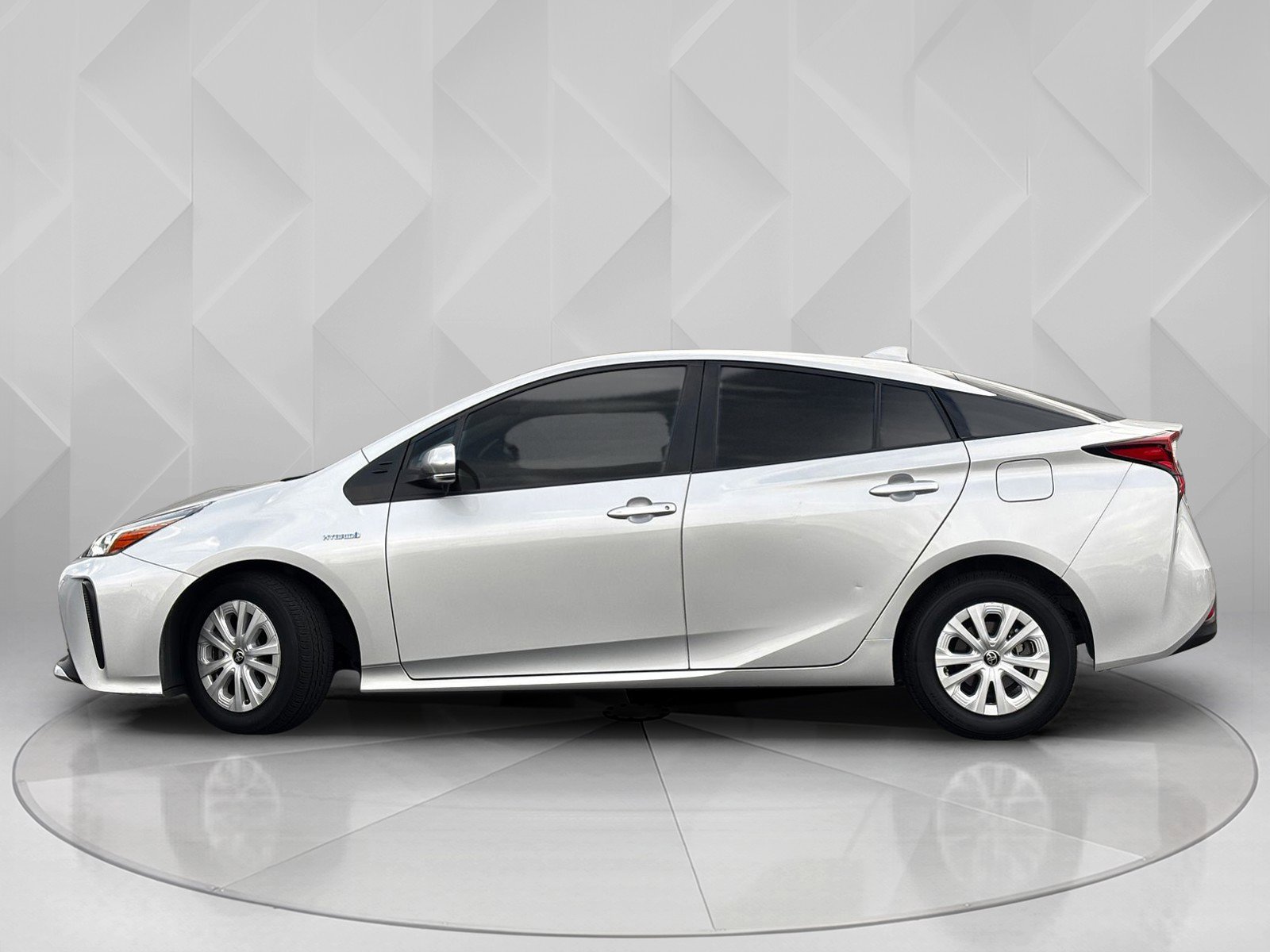 2020 Toyota Prius L Eco photo 2