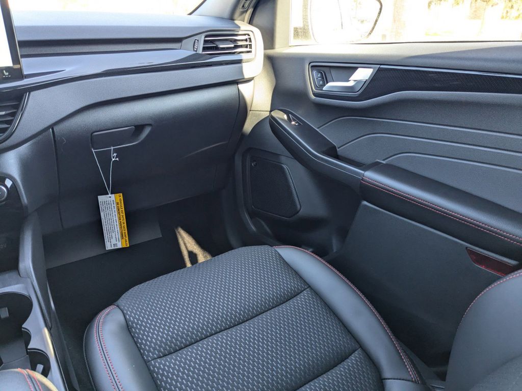2025 Ford Escape Hybrid ST-Line Select photo 15