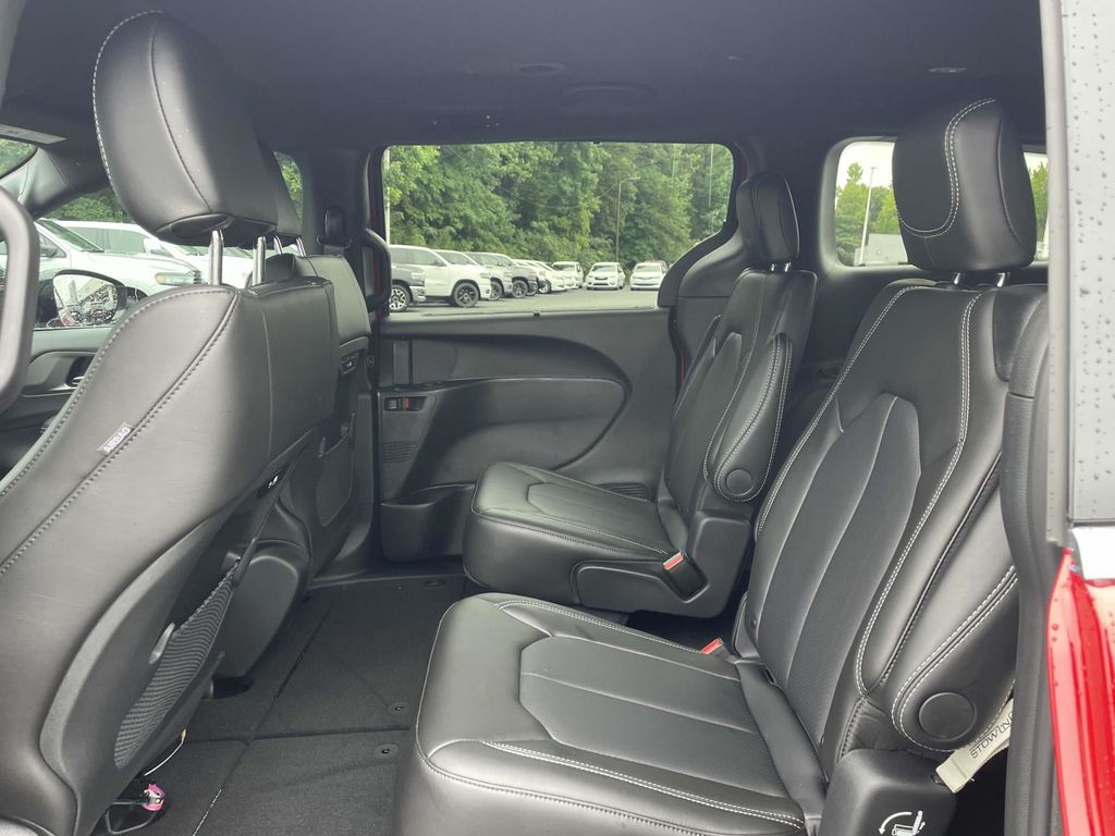 2025 Chrysler Pacifica photo 18