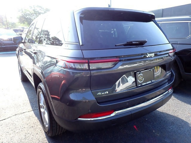 2023 Jeep Grand Cherokee Laredo photo 3