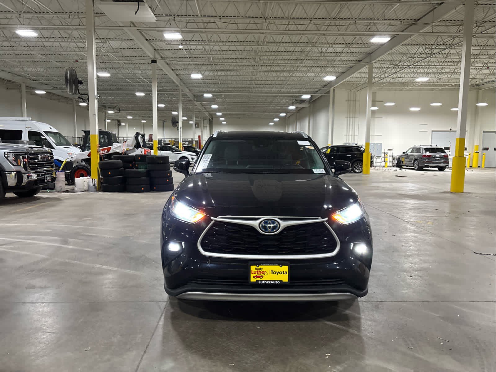 Used 2022 Toyota Highlander XLE with VIN 5TDGBRCH2NS549458 for sale in Golden Valley, Minnesota