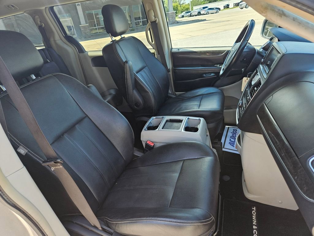 2016 Chrysler Town & Country Touring photo 27