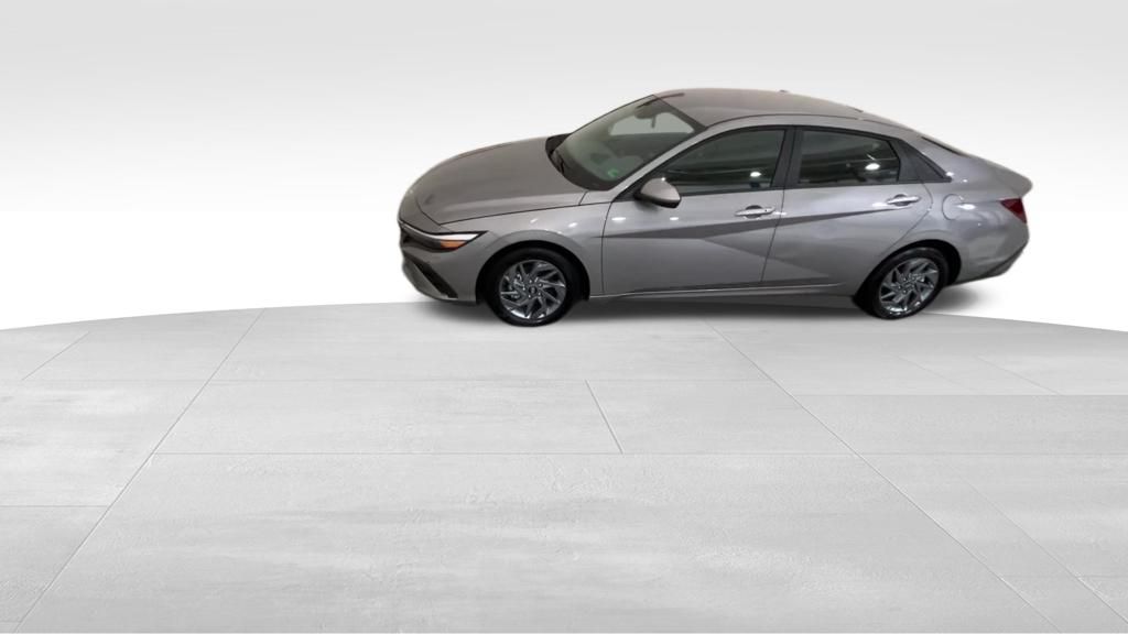 2024 Hyundai Elantra SEL photo 2