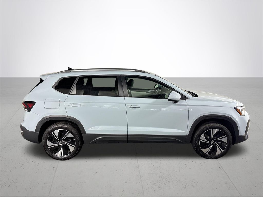 2025 Volkswagen Taos SE photo 4