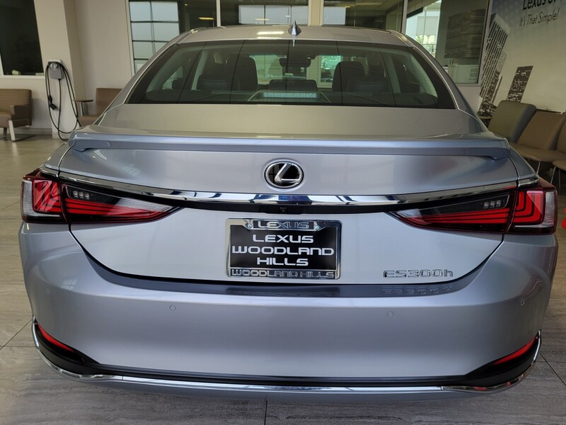 2025 Lexus ES 300h photo 3