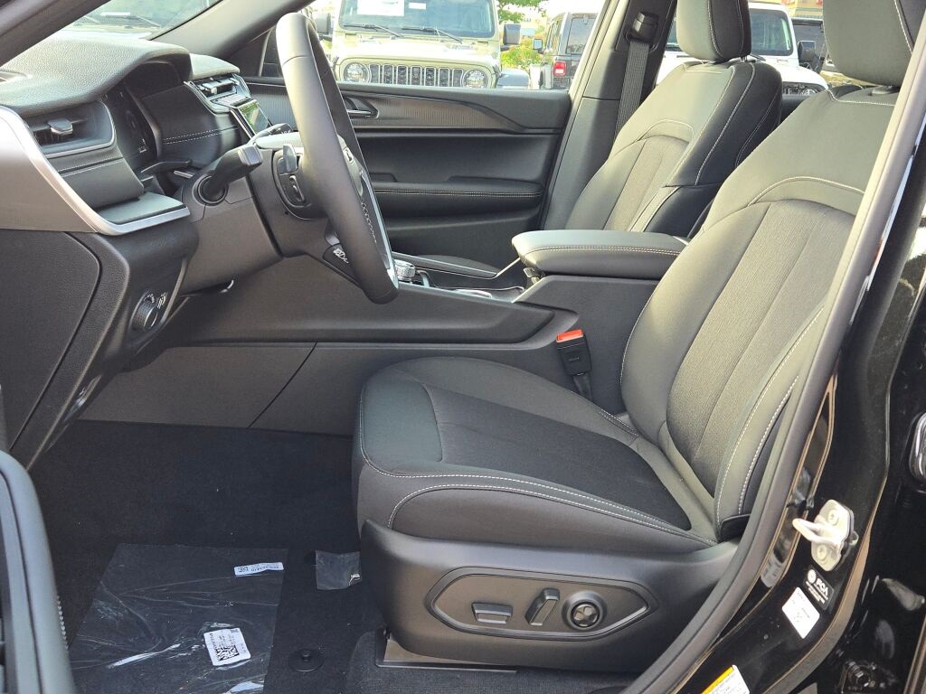 2025 Jeep Grand Cherokee Laredo photo 23