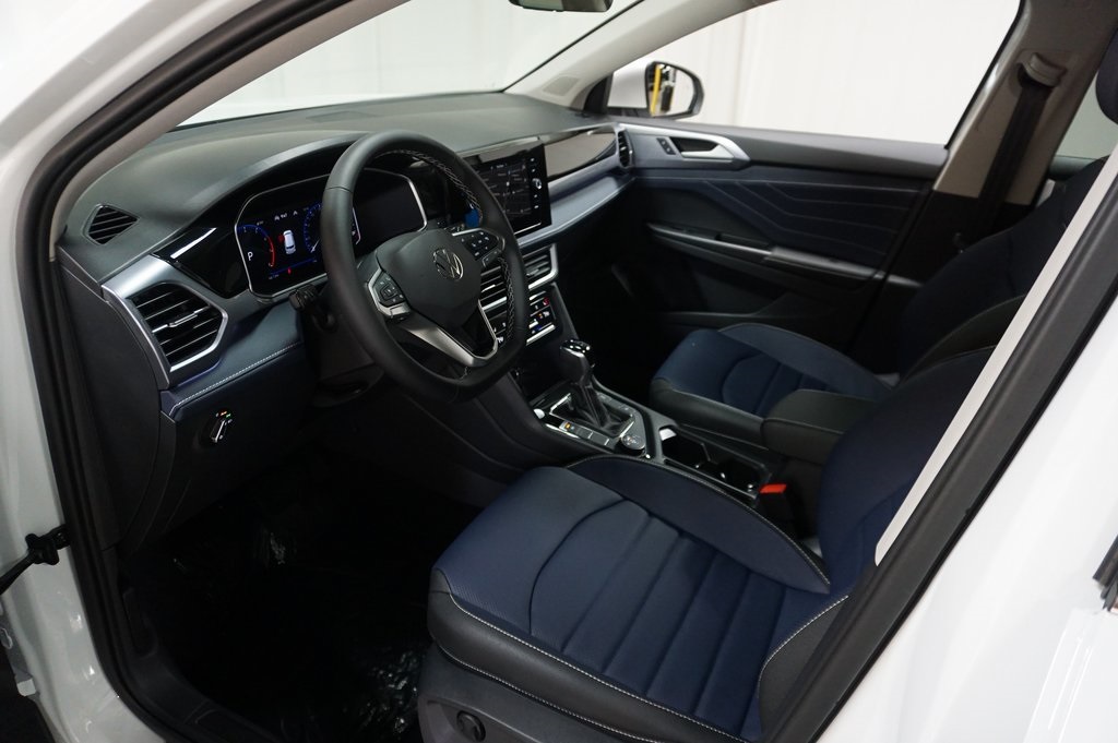 2025 Volkswagen Taos SEL photo 8
