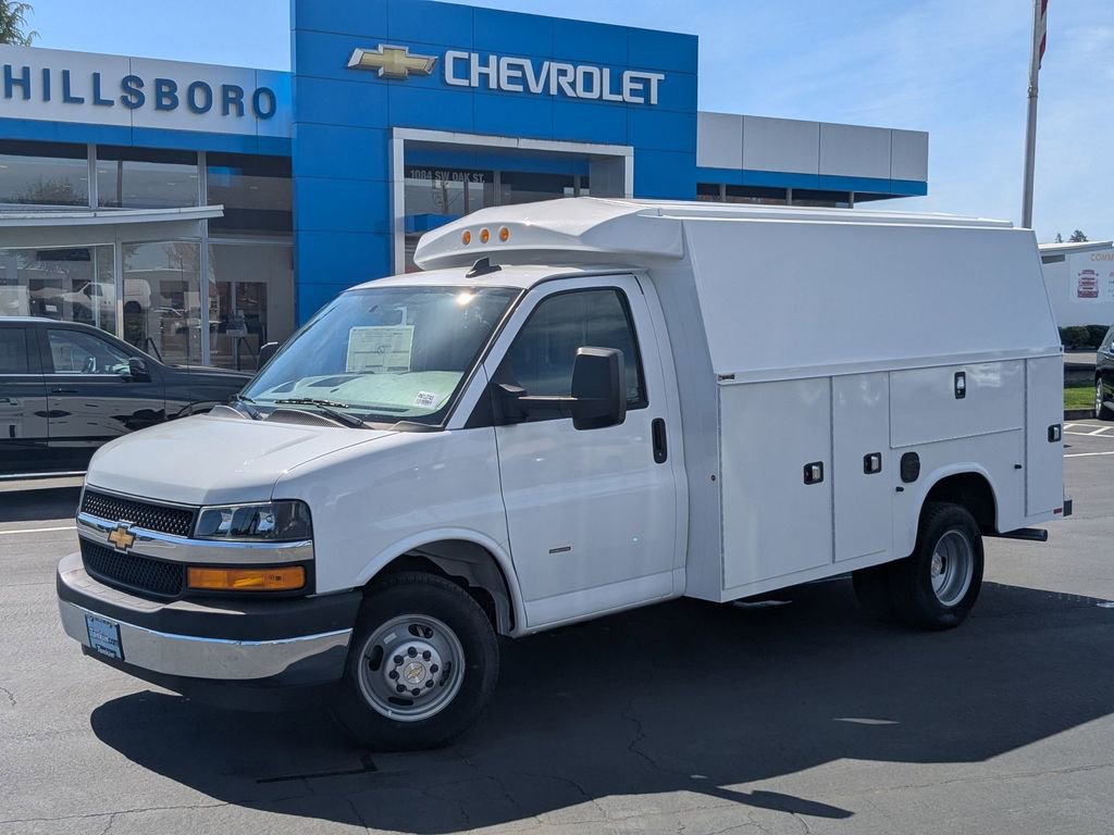 2024 Chevrolet Express Cutaway 3500 photo 2