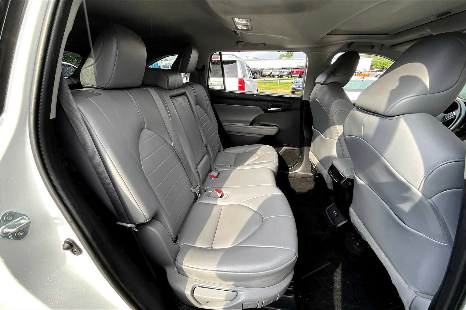 2021 Toyota Highlander XLE photo 19