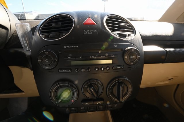 2010 Volkswagen Beetle 2.5L photo 16