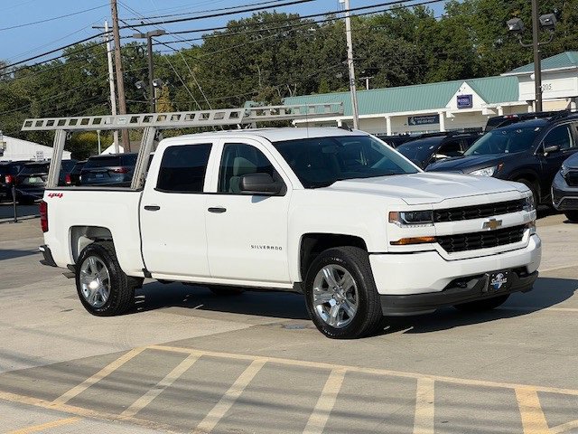 2018 Chevrolet Silverado 1500 Custom photo 2