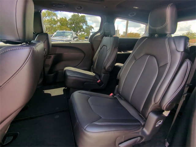 2026 Chrysler Pacifica photo 13
