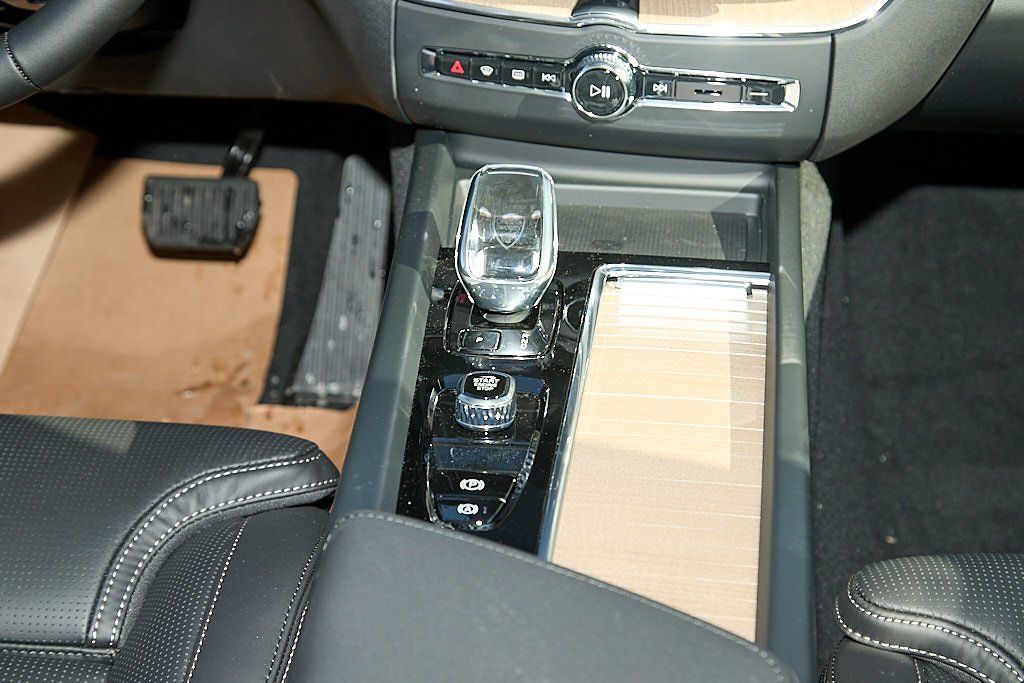 2026 VOLVO XC60 - Image 27