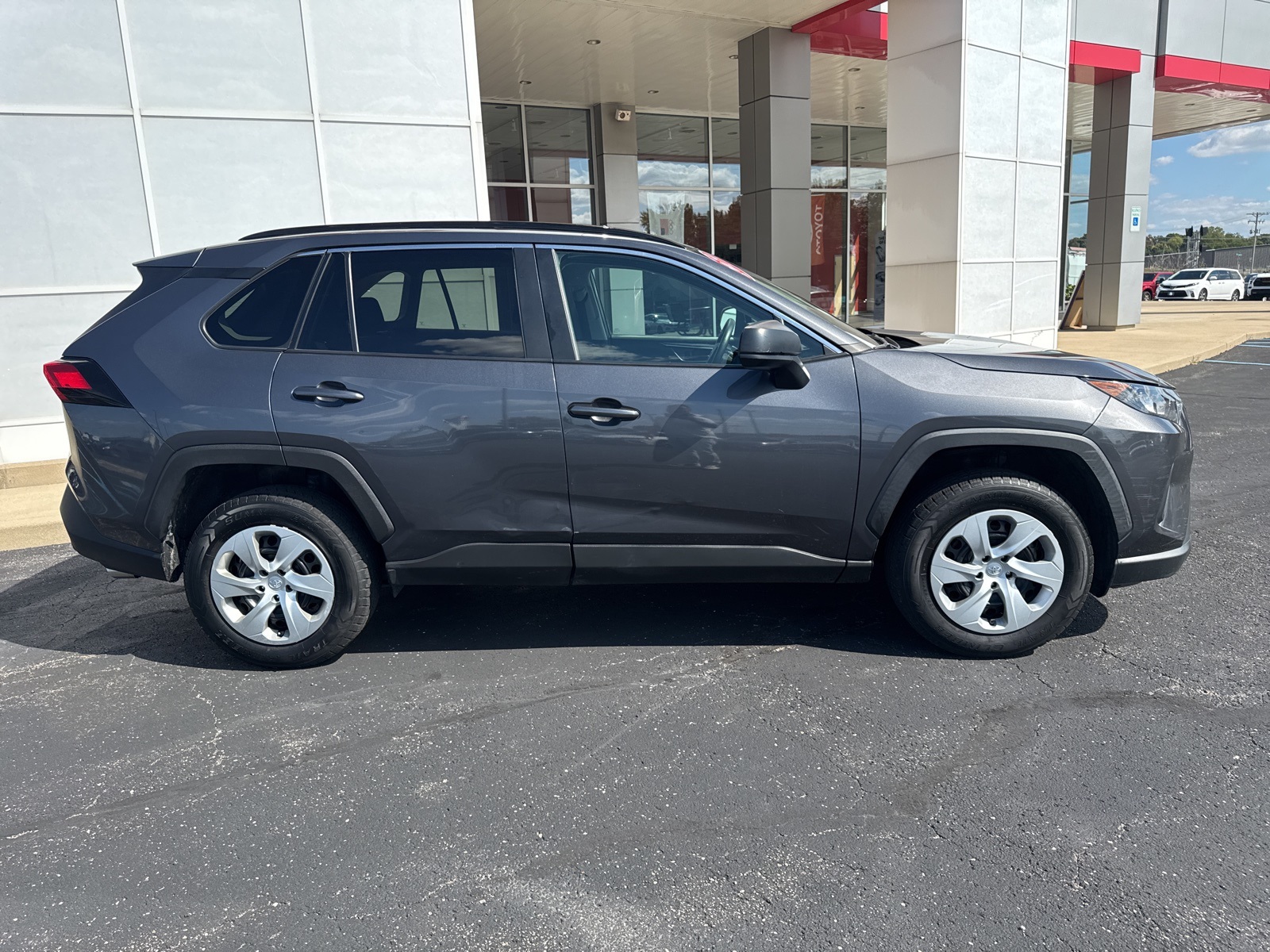 2019 Toyota RAV4 LE photo 4