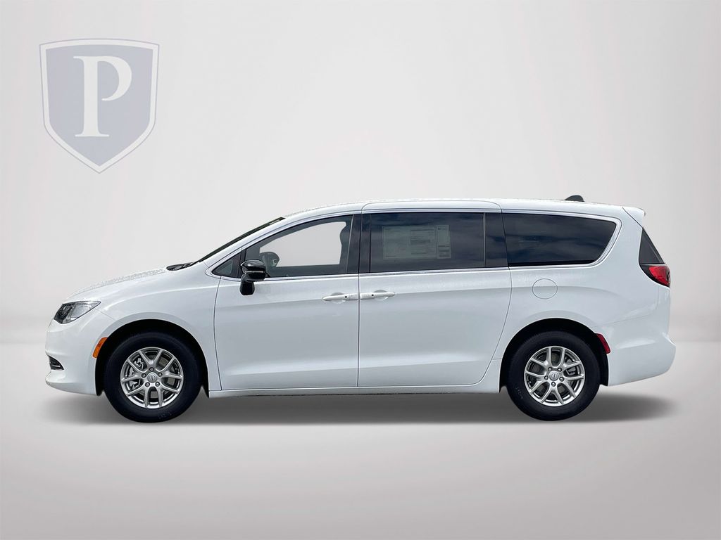 2025 Chrysler Voyager LX photo 4