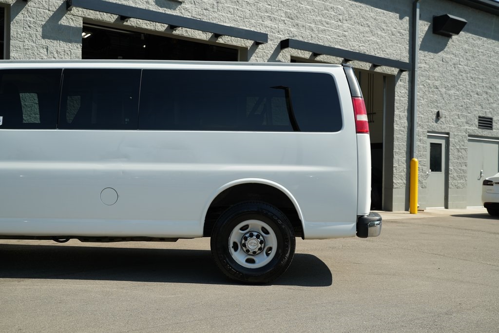 2017 Chevrolet Express 3500 LT photo 10