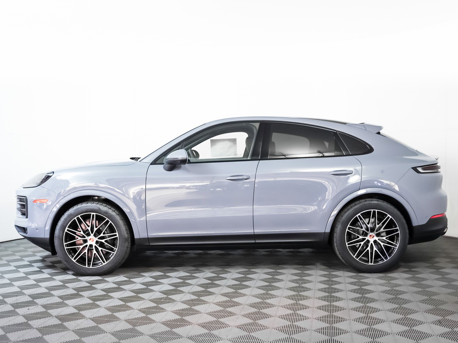2025 Porsche Cayenne Coupe photo 2