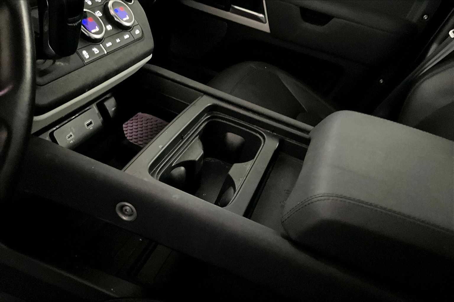 2023 Land Rover Defender SE photo 16