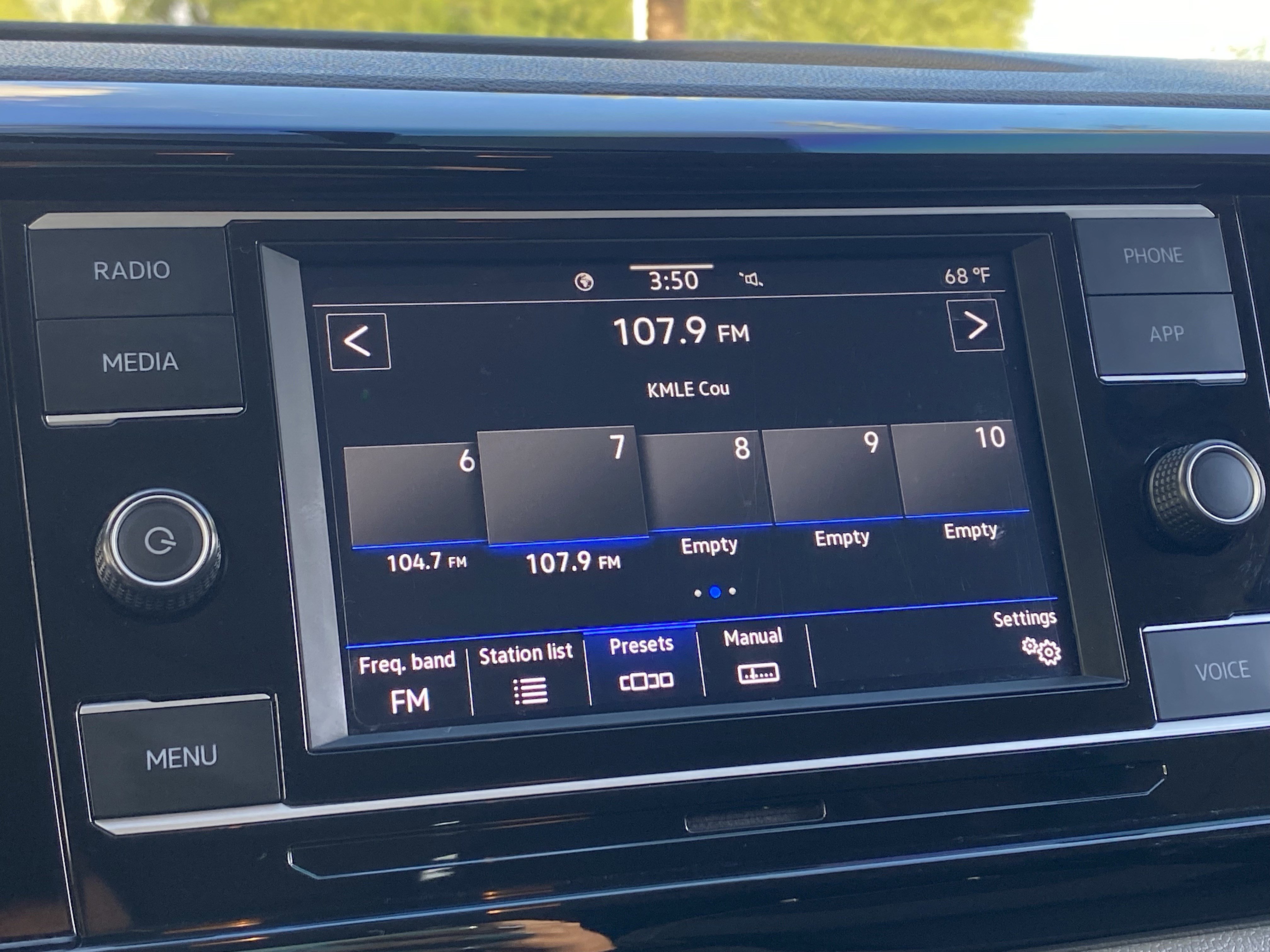 2022 Volkswagen Taos S photo 3