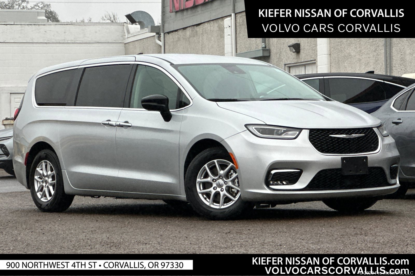 2024 Chrysler Pacifica Touring L's photo