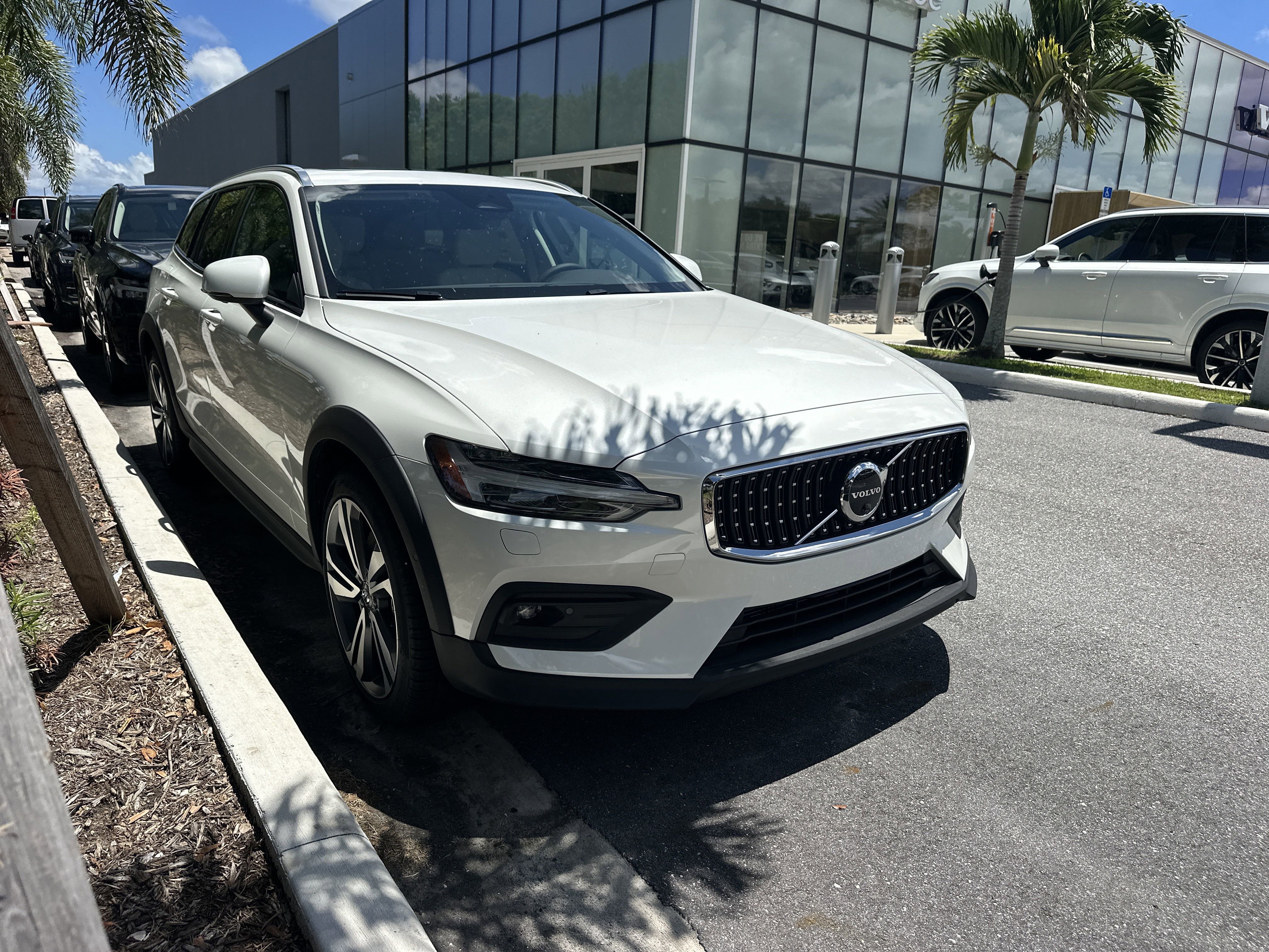 2026 Volvo V60 Cross Country Plus's photo