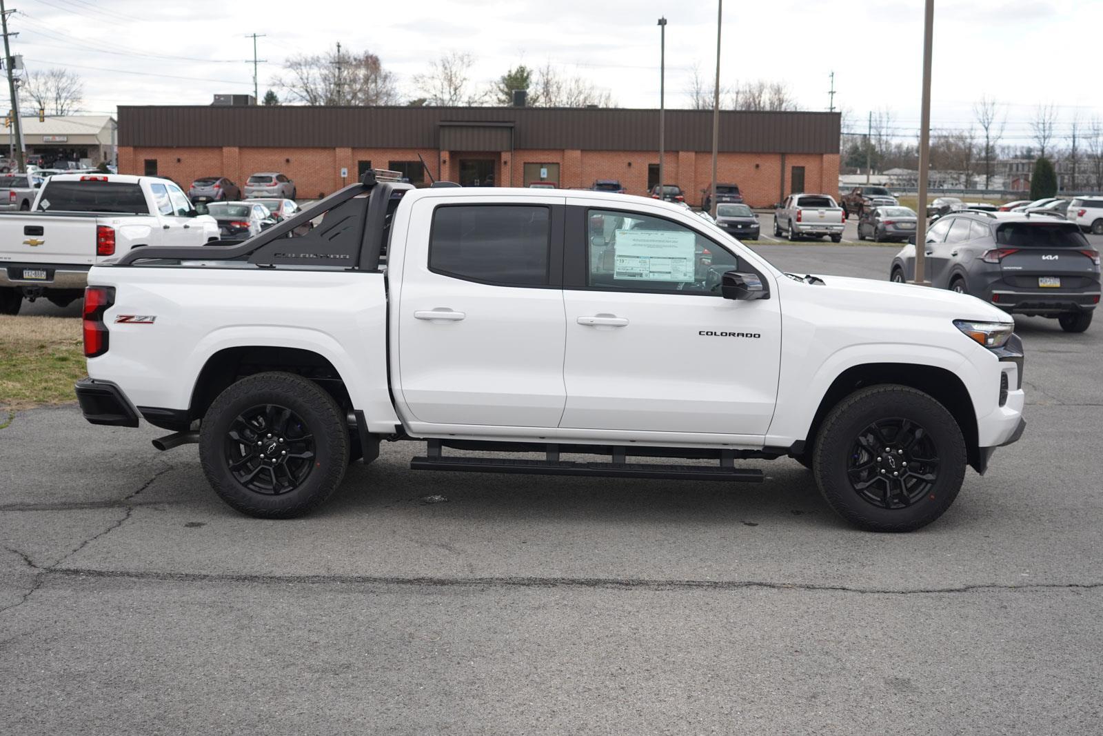 2025 Chevrolet Colorado Z71 photo 2