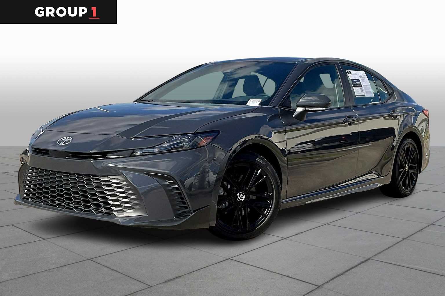 2025 Toyota Camry SE's photo