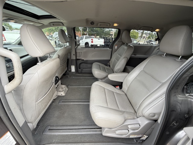 2019 Toyota Sienna XLE photo 21