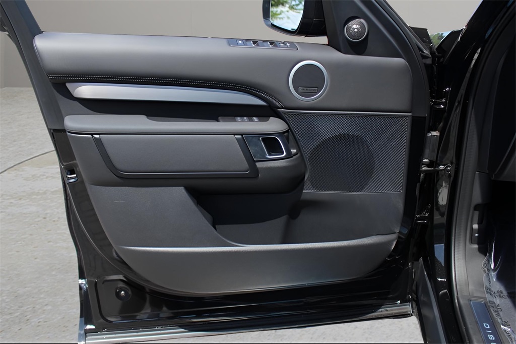 2025 Land Rover Discovery SE photo 6