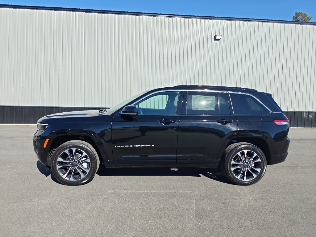 2025 Jeep Grand Cherokee Overland photo 2