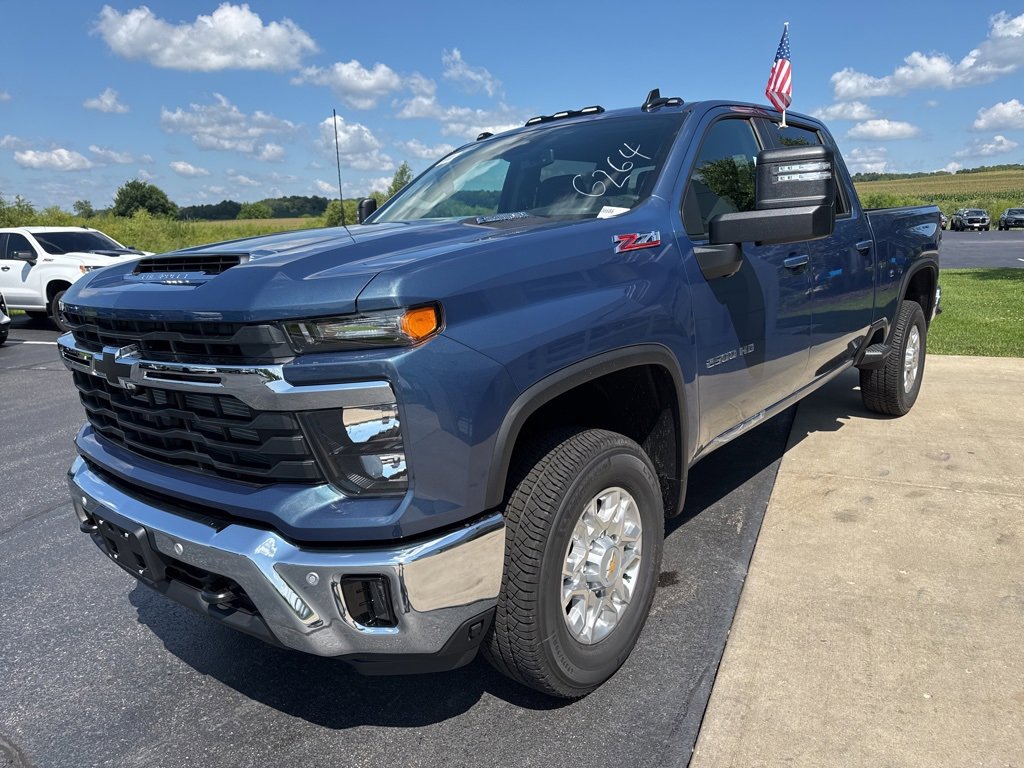 2025 Chevrolet Silverado 2500HD LT photo 3