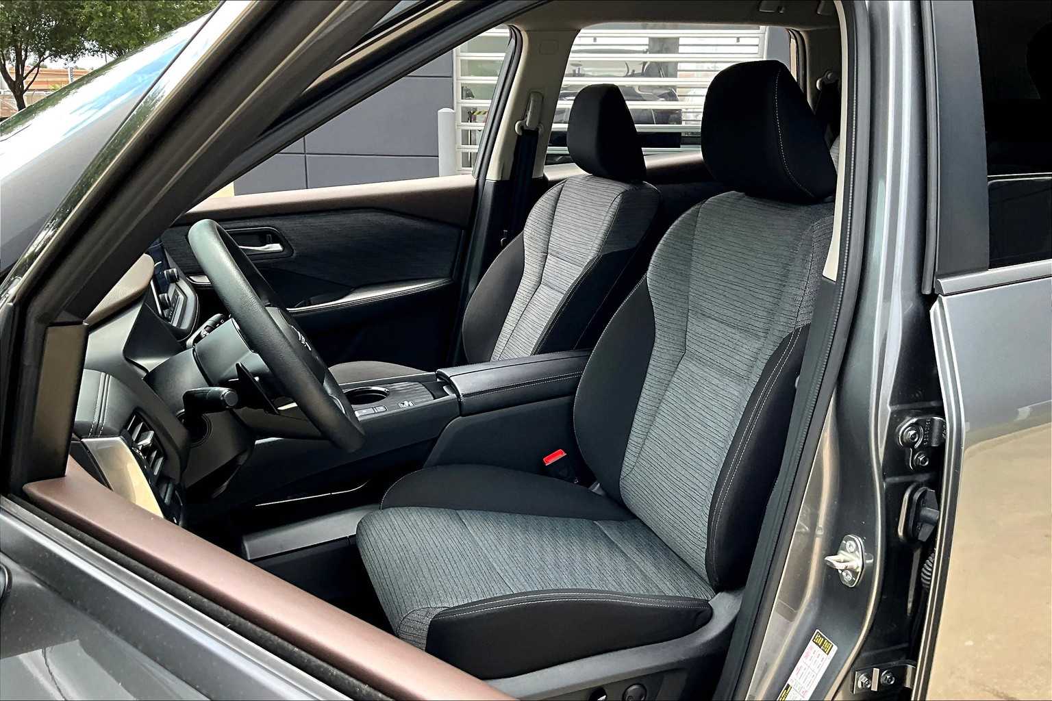 2023 Nissan Rogue SV photo 7