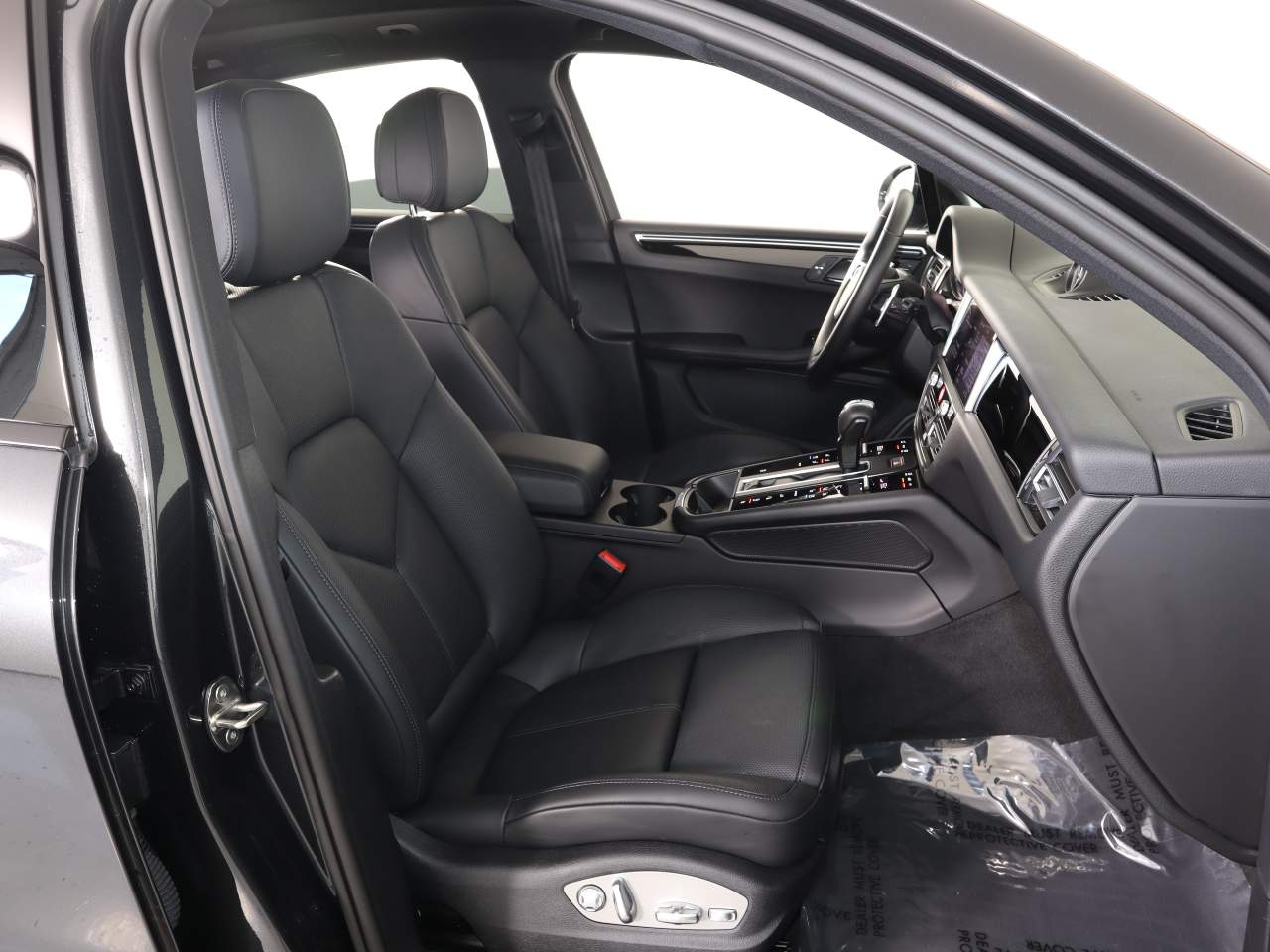 2023 Porsche Macan T photo 19