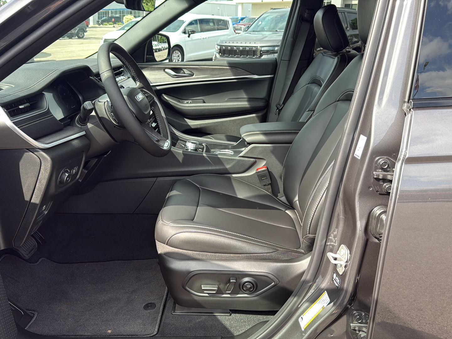 2025 Jeep Grand Cherokee Limited photo 9
