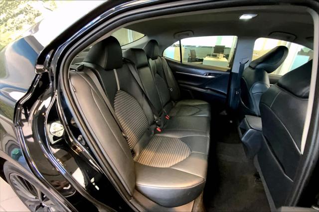2020 Toyota Camry SE photo 16