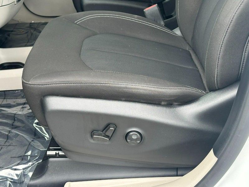 2022 Chrysler Voyager LX photo 16