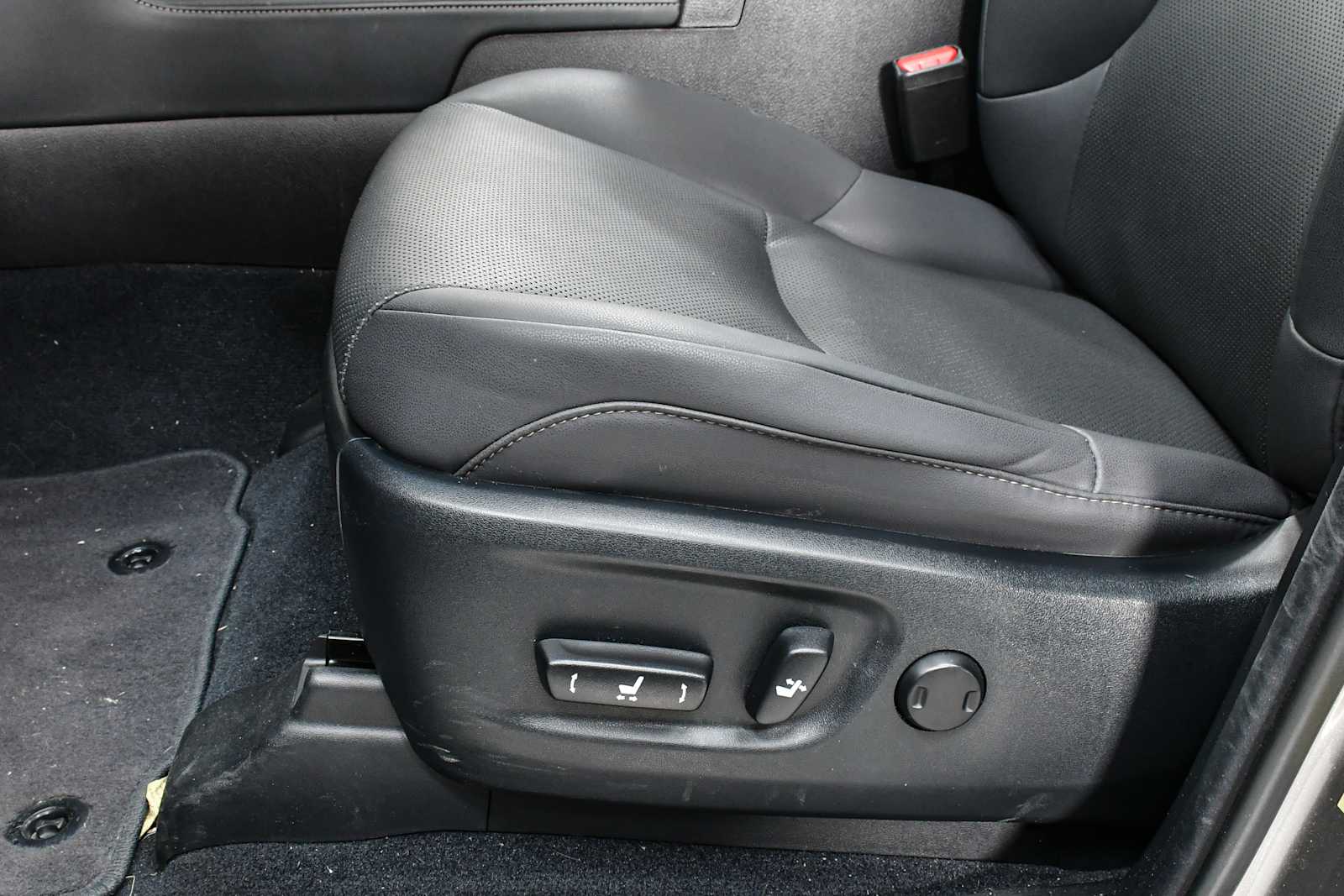 Certified Used 2023 Atomic Silver Lexus 460 Premium image 14