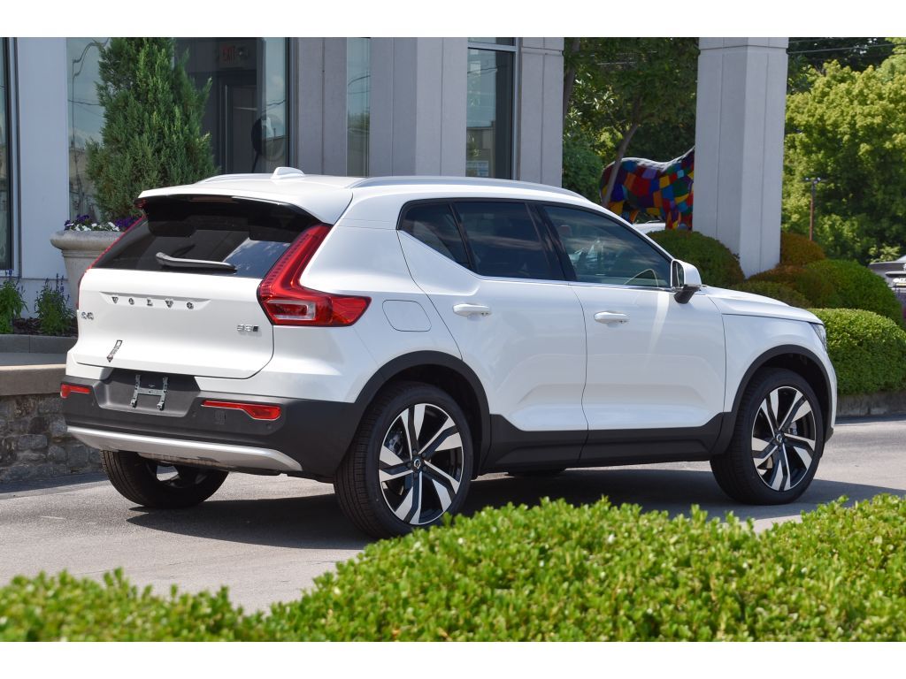 2025 Volvo XC40 photo 4