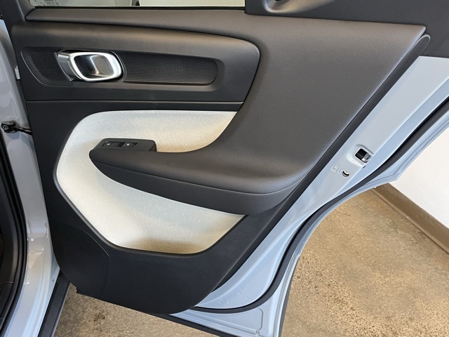 2025 Volvo XC40 Plus photo 32