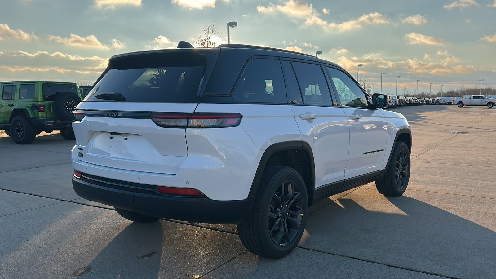2025 Jeep Grand Cherokee Limited photo 2