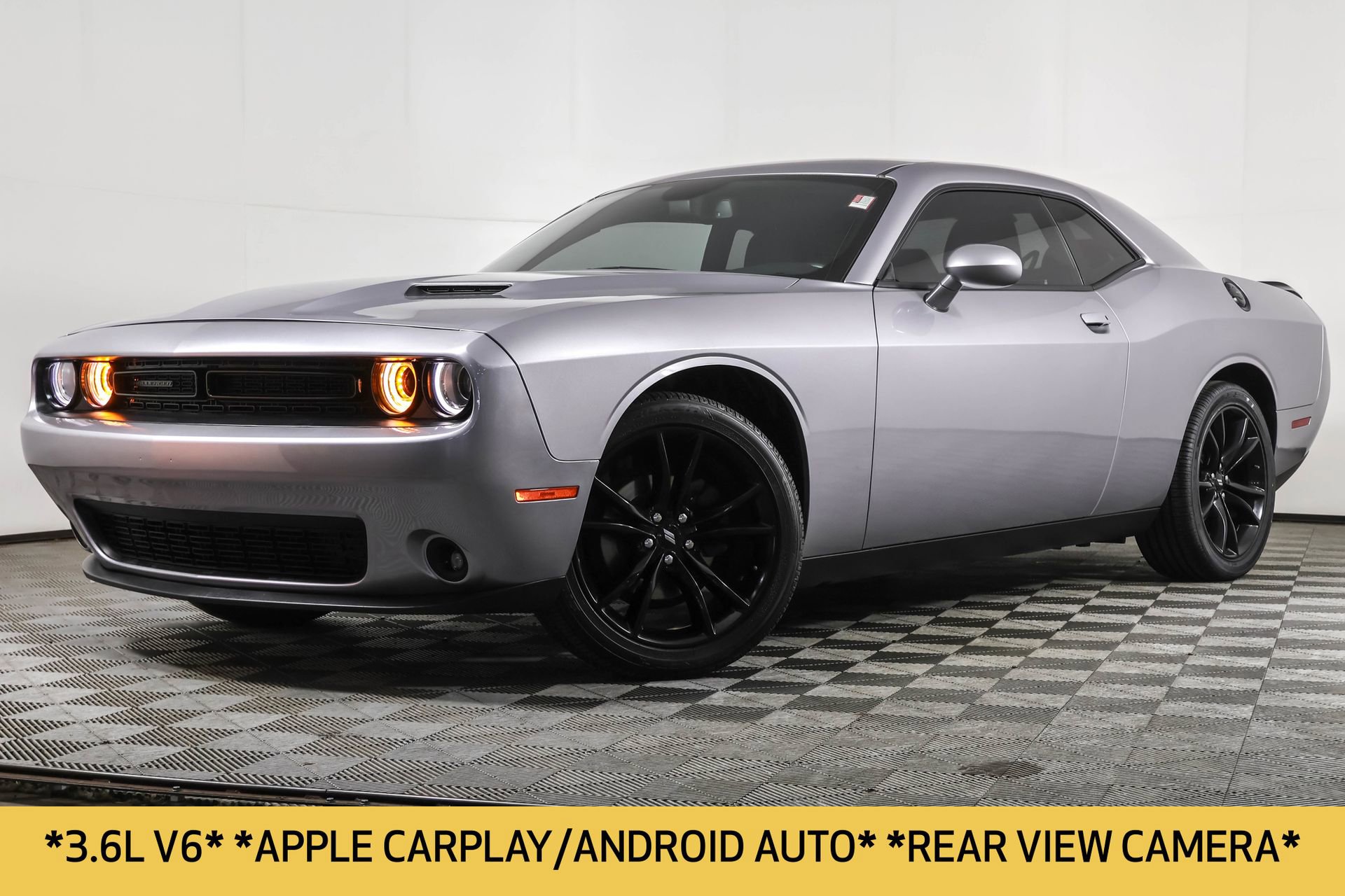 2018 Dodge Challenger SXT photo 2