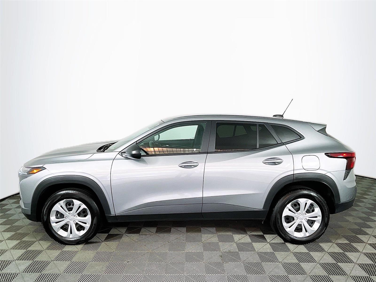 2025 Chevrolet Trax LS photo 4