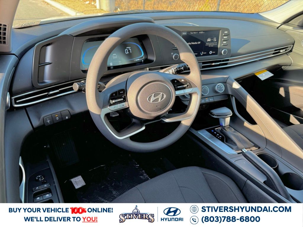2025 Hyundai Elantra SE photo 2