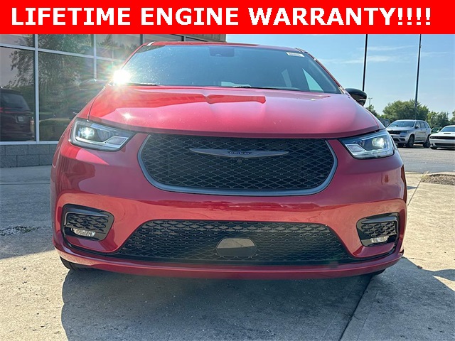 2026 Chrysler Pacifica photo 2