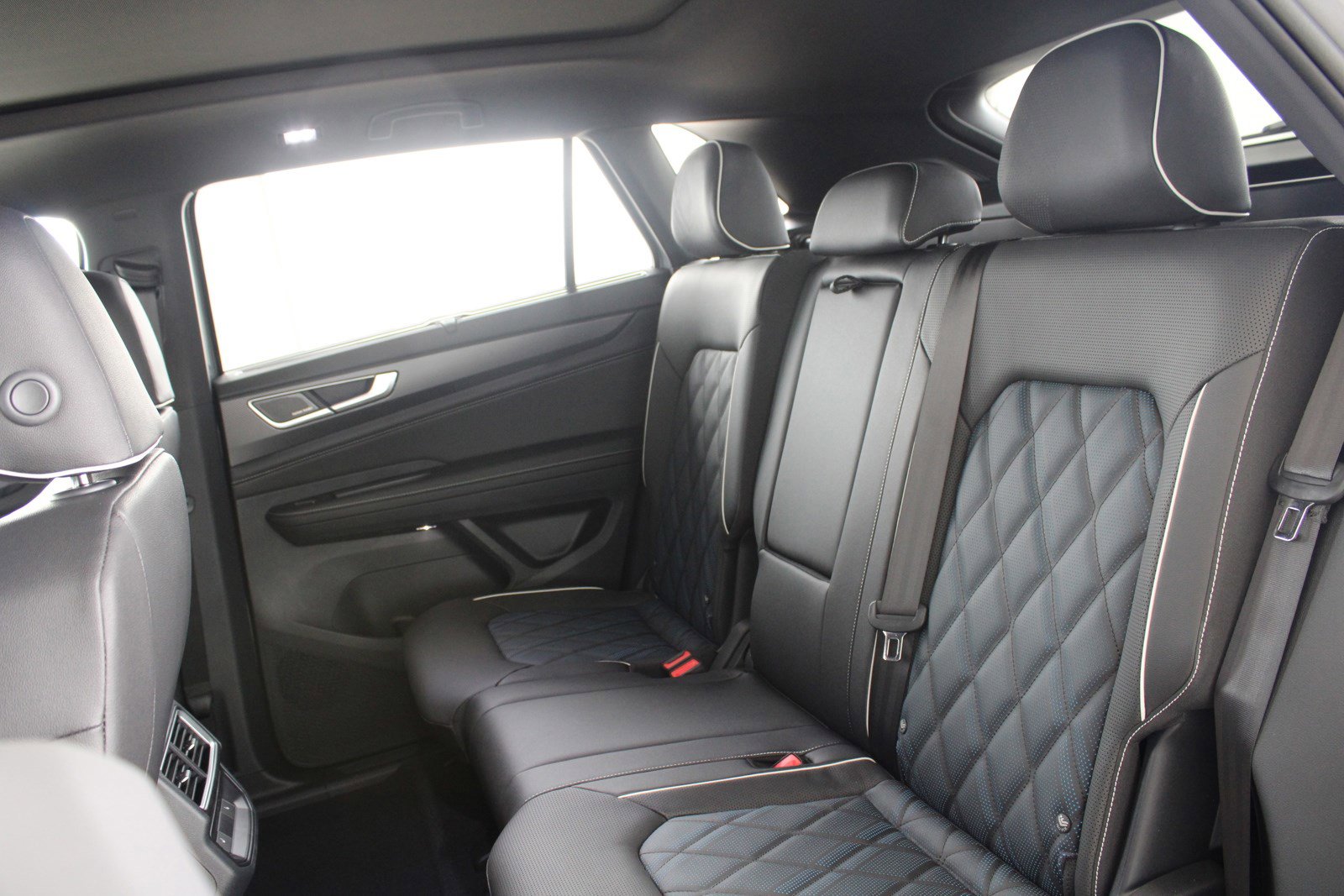 2025 Volkswagen Atlas Cross Sport SEL Premium R-Line photo 16