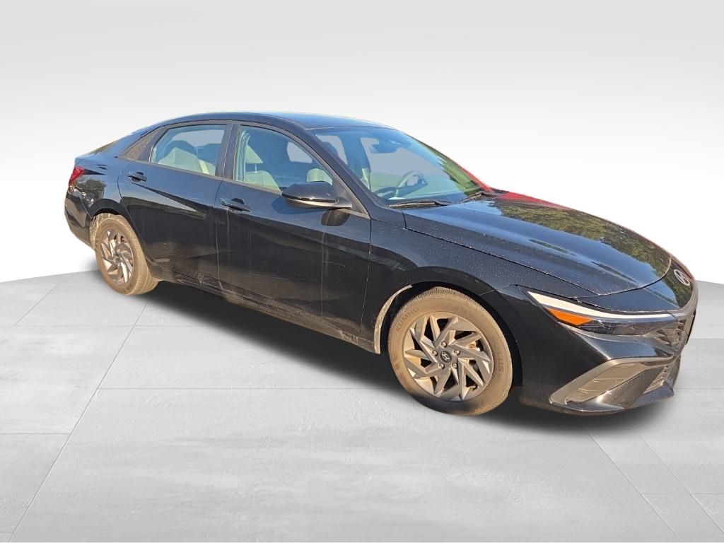2024 Hyundai Elantra SEL photo 2
