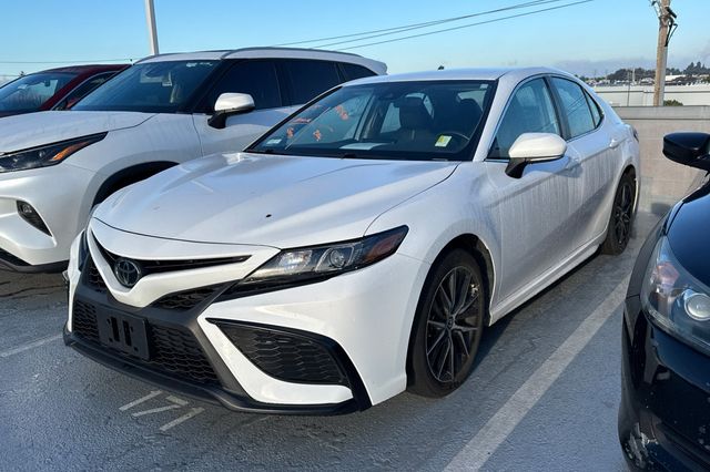 2023 Toyota Camry SE's photo
