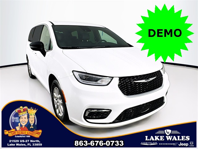 2026 Chrysler Pacifica Select's photo